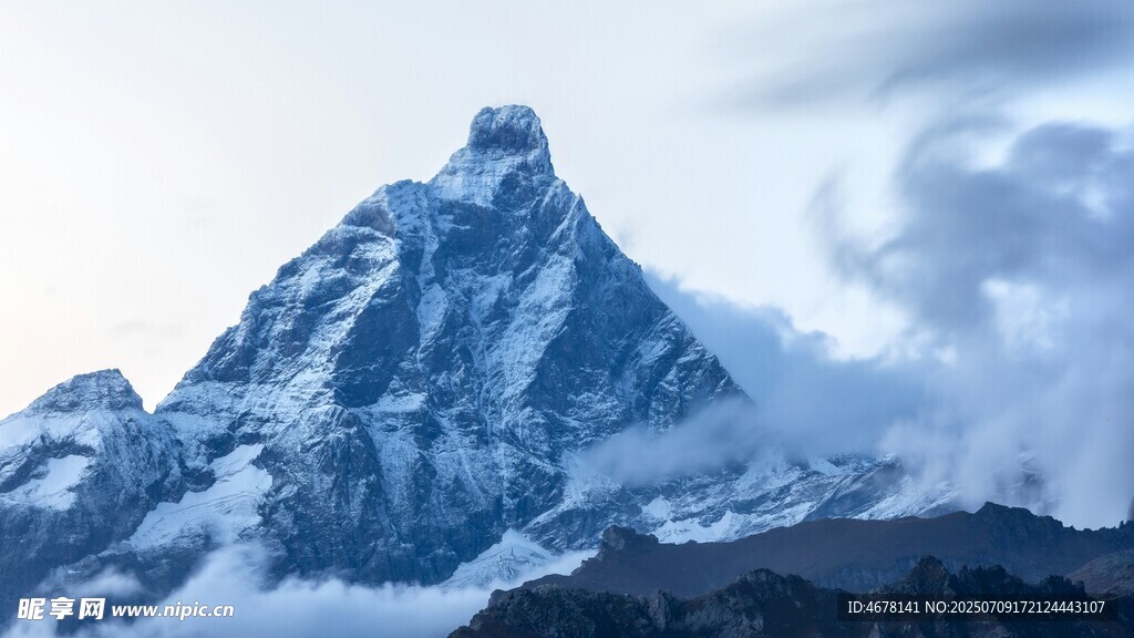 巍峨雪山壮丽景致