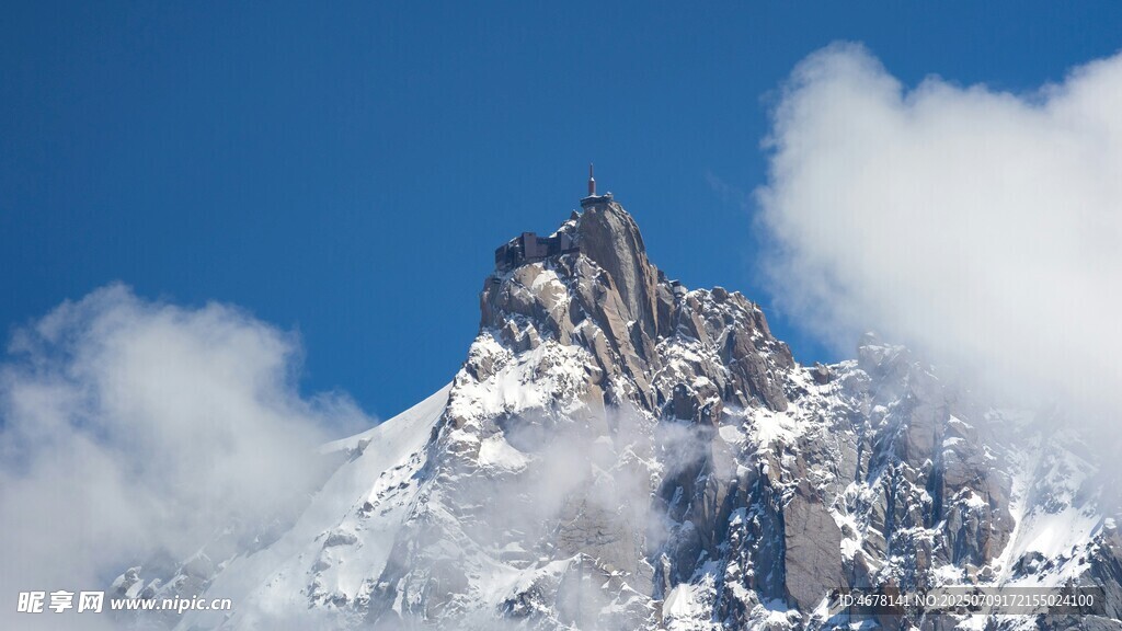 巍峨雪山耸立于蓝天之下
