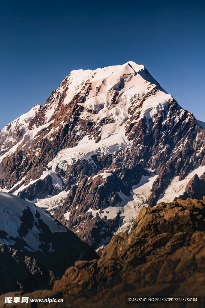 巍峨雪山壮丽景致