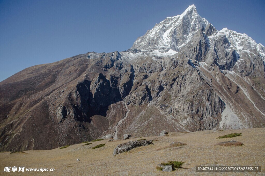 巍峨雪山壮丽风光