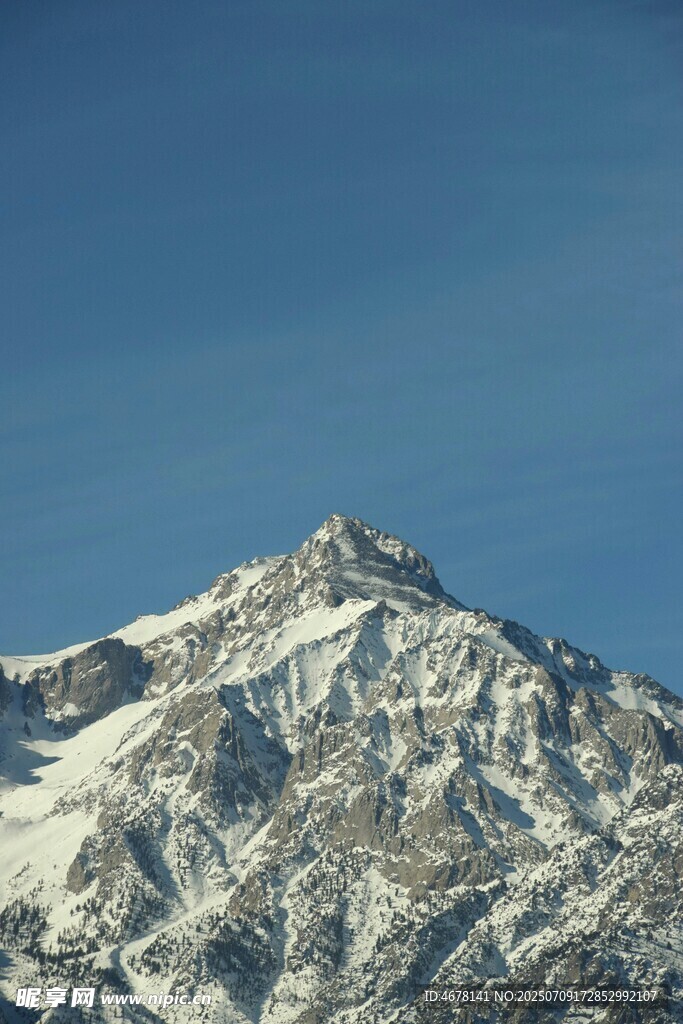 巍峨雪山