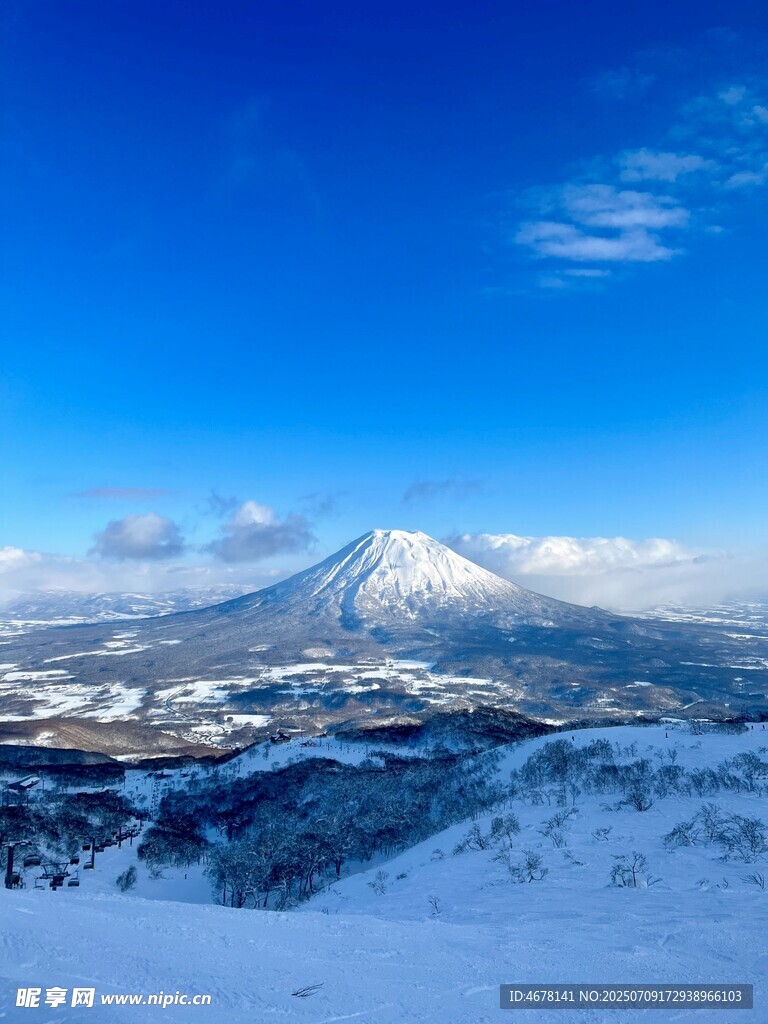 雪覆富士山壮丽景观