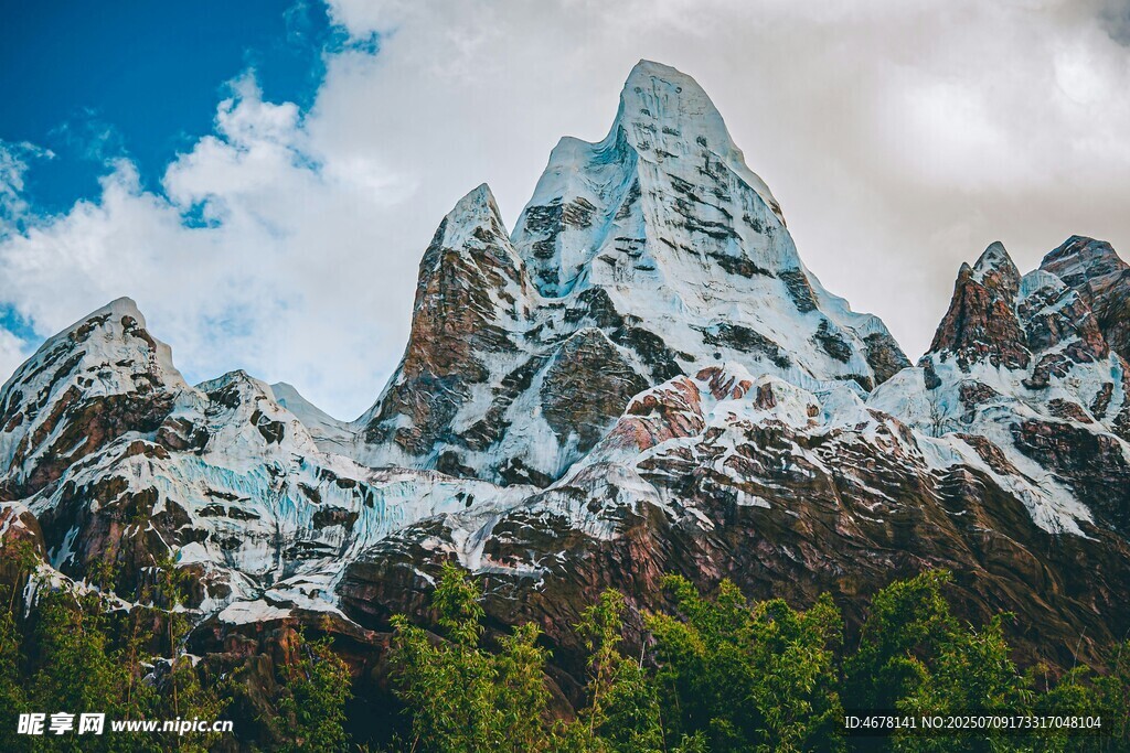 巍峨雪山与葱郁森林景观