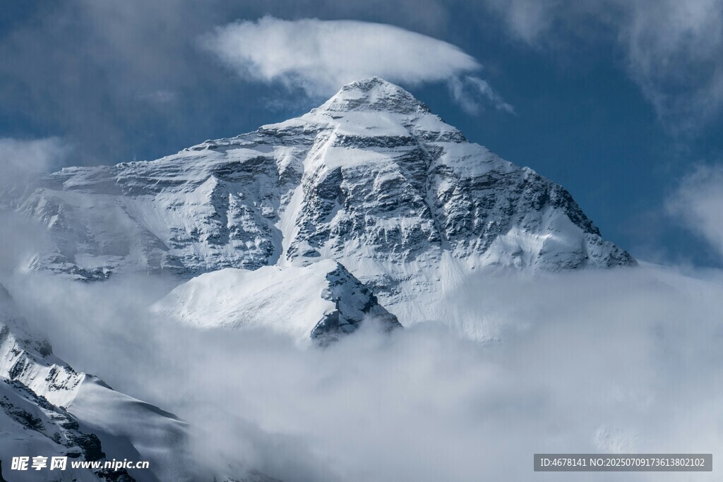 巍峨雪山云雾缭绕