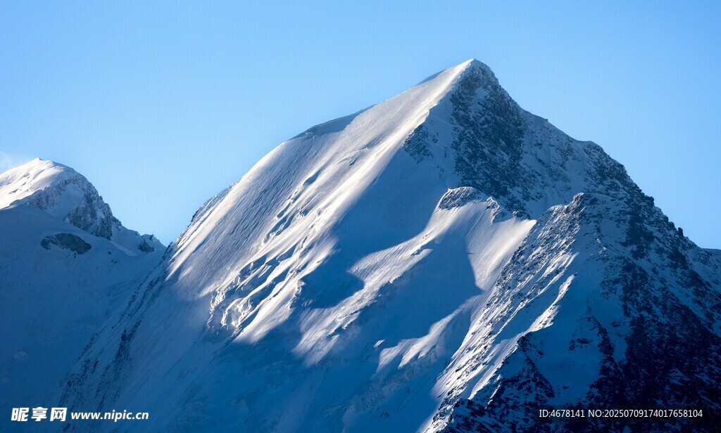 巍峨雪山壮丽景致