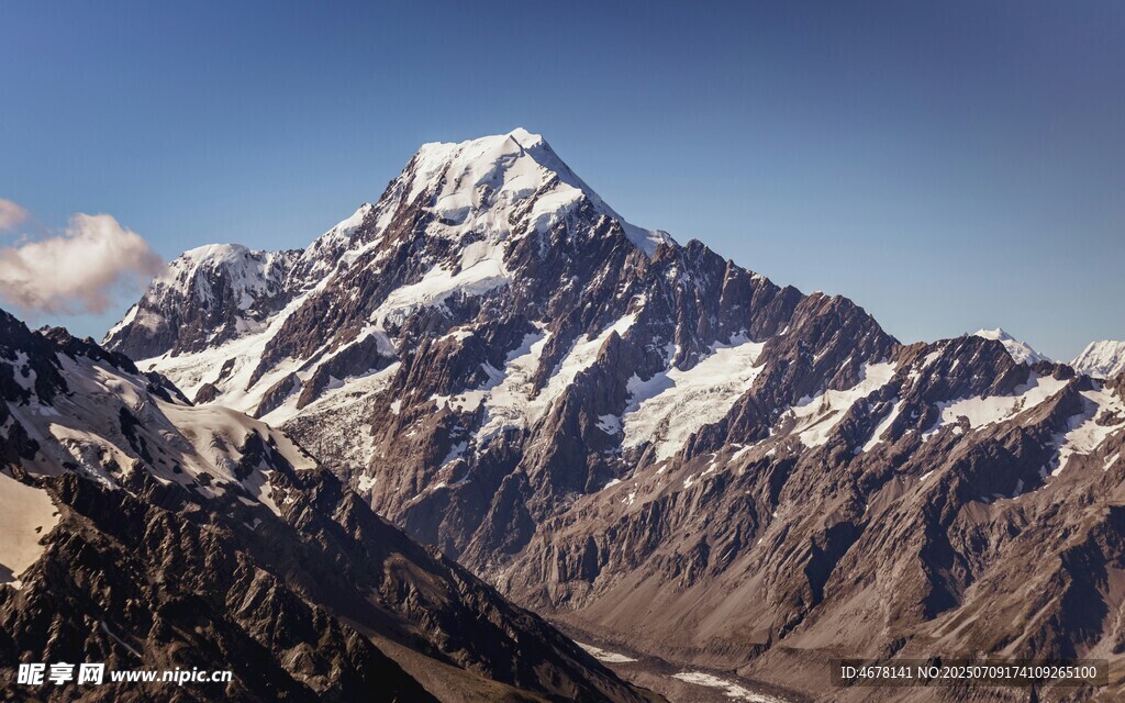 巍峨雪山壮丽景致