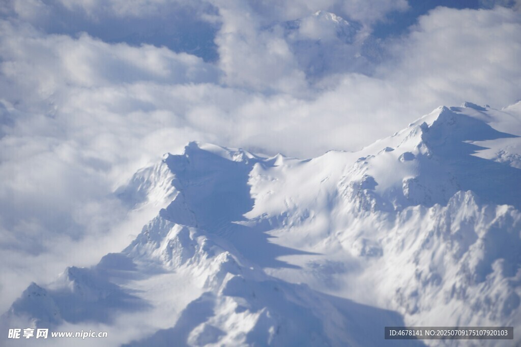巍峨雪山云端壮丽景象