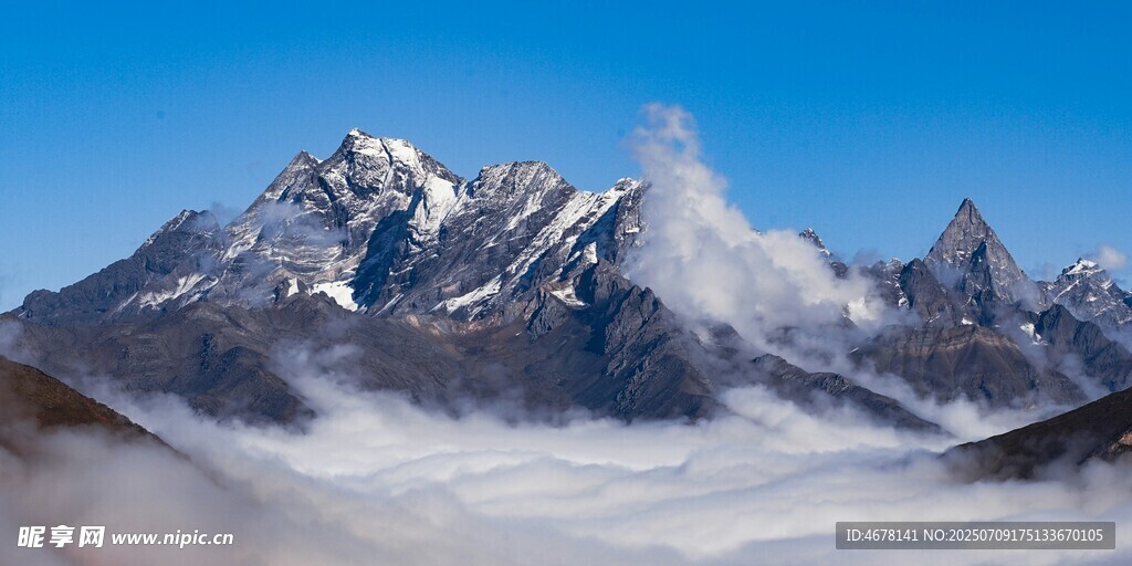 巍峨雪山云海壮丽景观