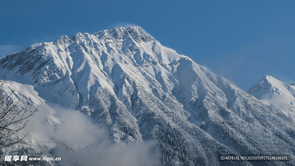 巍峨雪山壮丽景致