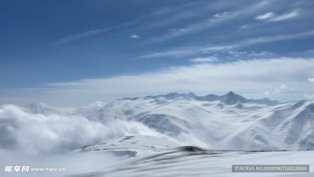 雪山云海壮丽风光