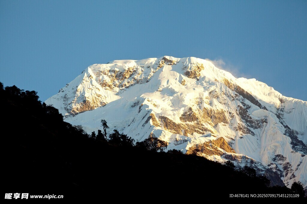 巍峨雪山壮丽景致