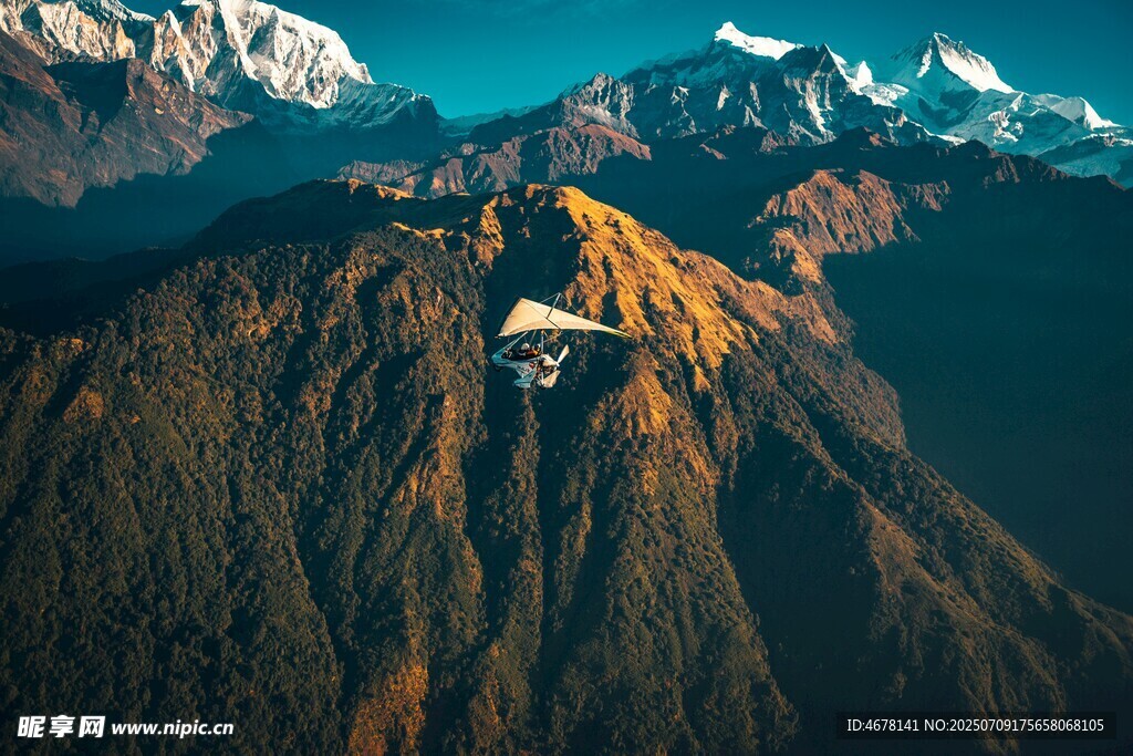 壮丽山景雪峰与峻岭交映