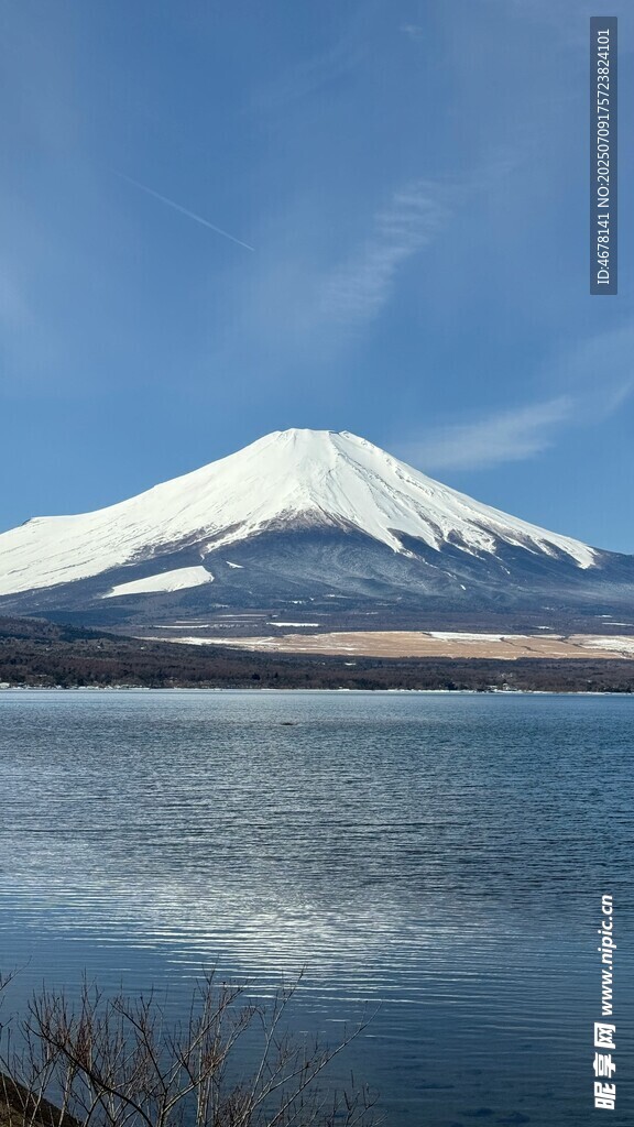 富士山下的静谧湖景