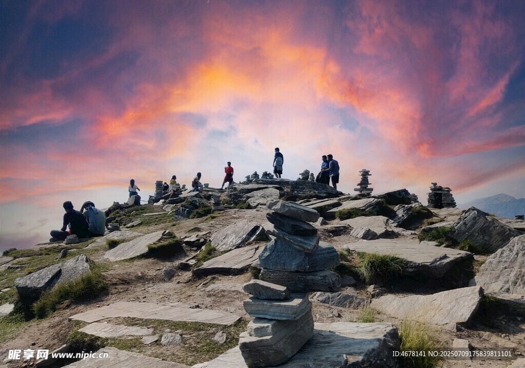 山顶人群赏绚丽天空美景