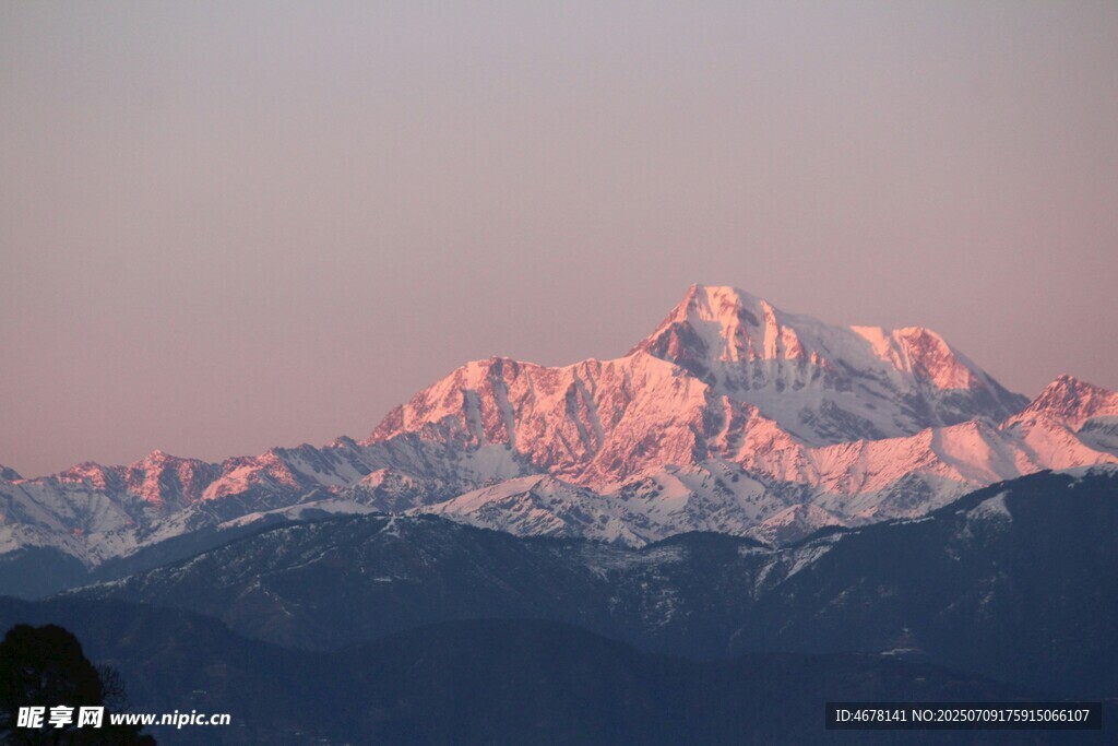 夕阳下的壮丽雪山