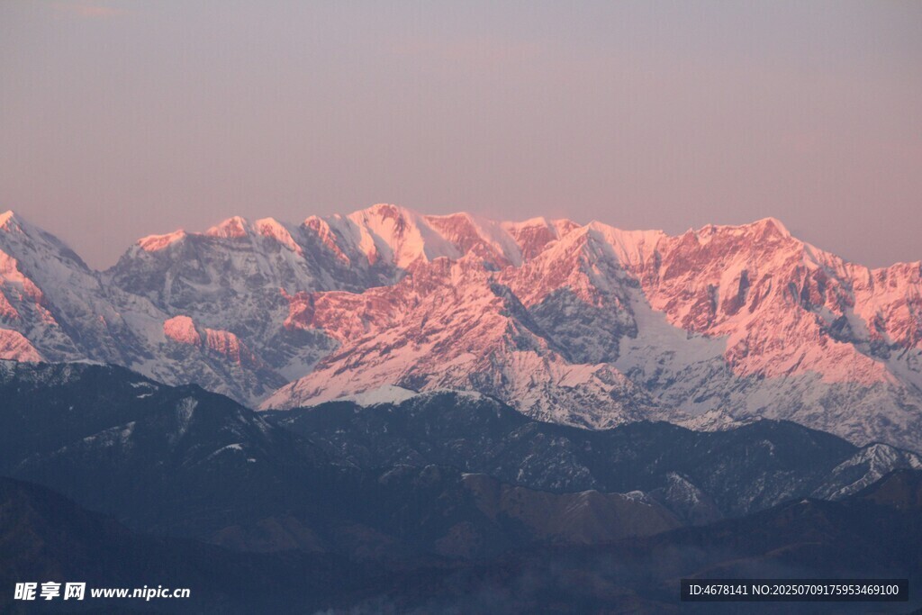 雪山映晚霞美景