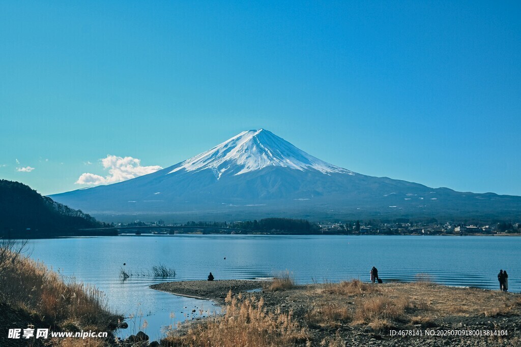 富士山下的美丽湖景风光