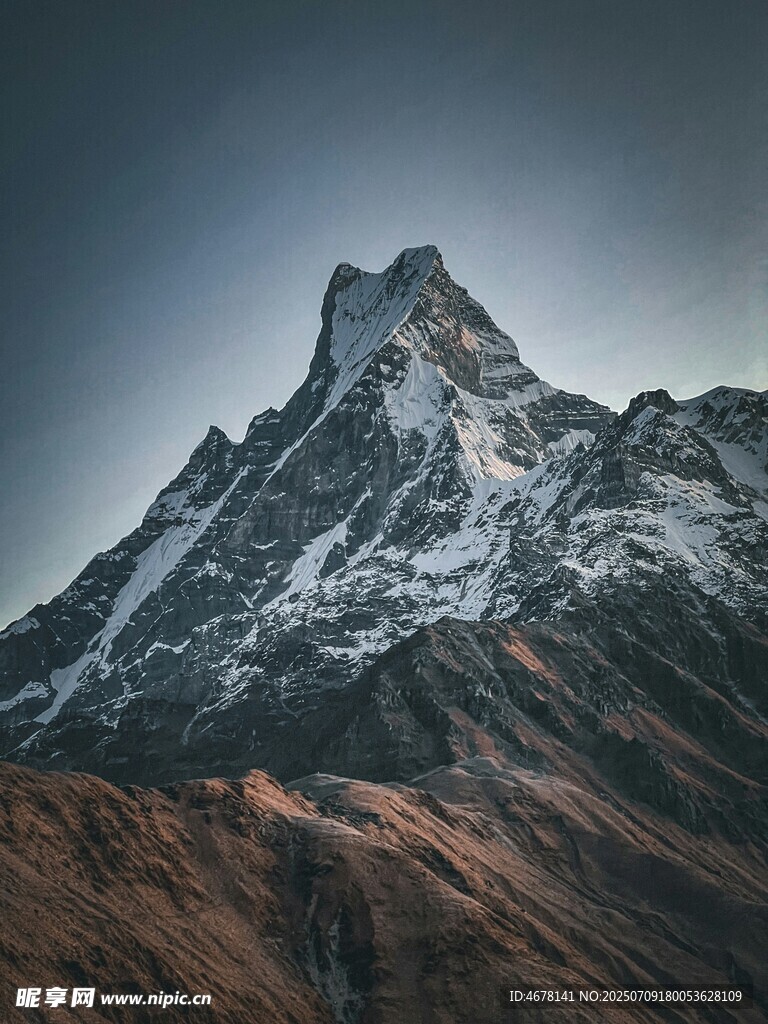 巍峨雪山壮丽景致