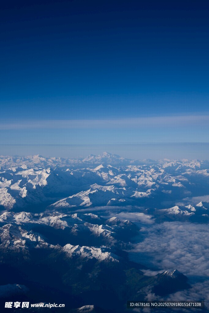 高空俯瞰连绵雪山美景