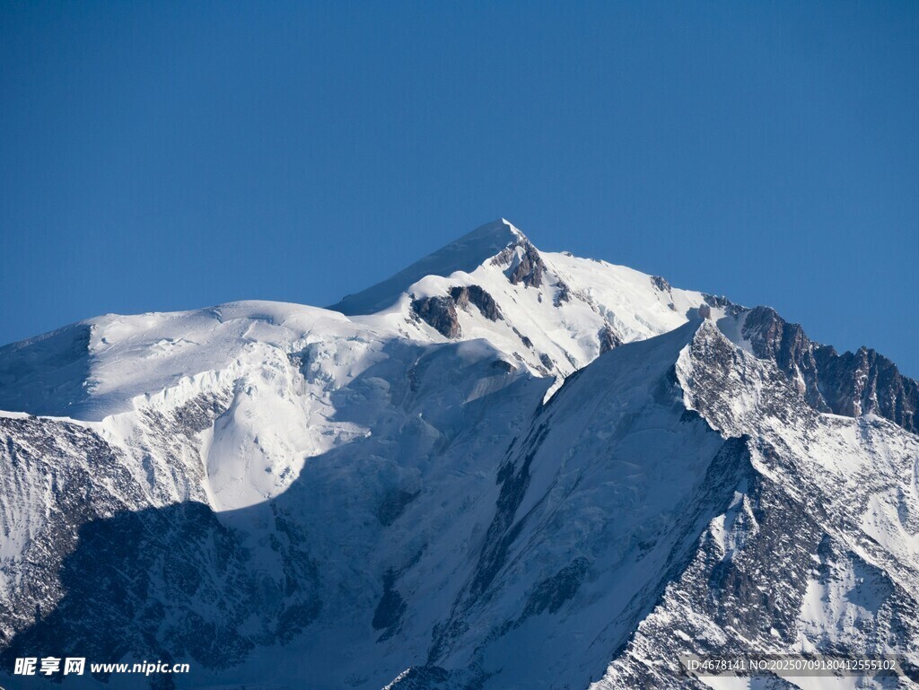 巍峨雪山