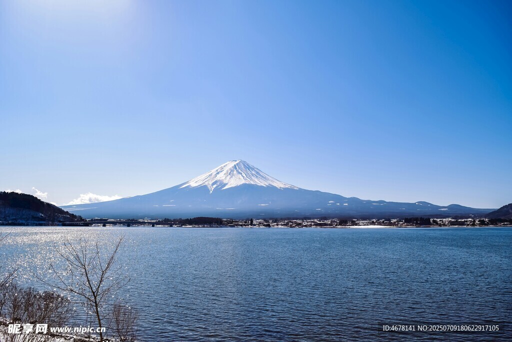 富士山下的静谧湖景