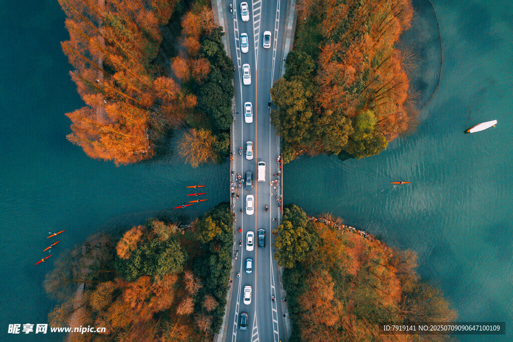 秋日公路航拍美景