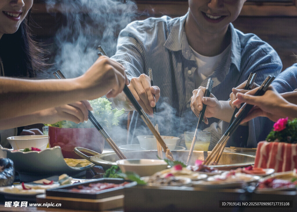 热闹聚餐场景众人享美食