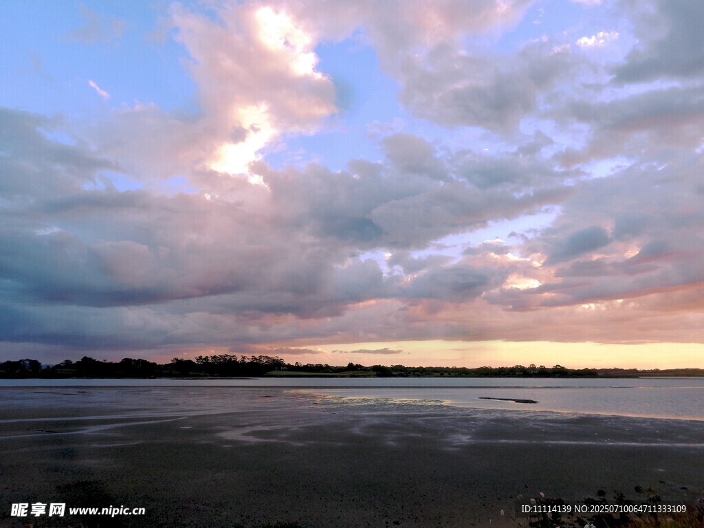 傍晚海滨美丽天空