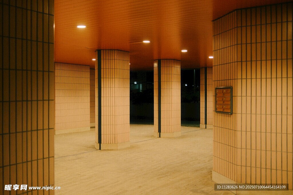 室内走廊暖光照明场景
