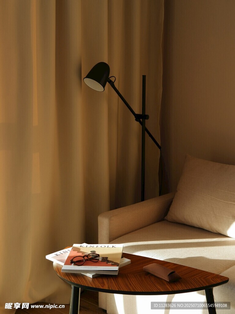 温馨室内一角的静谧场景