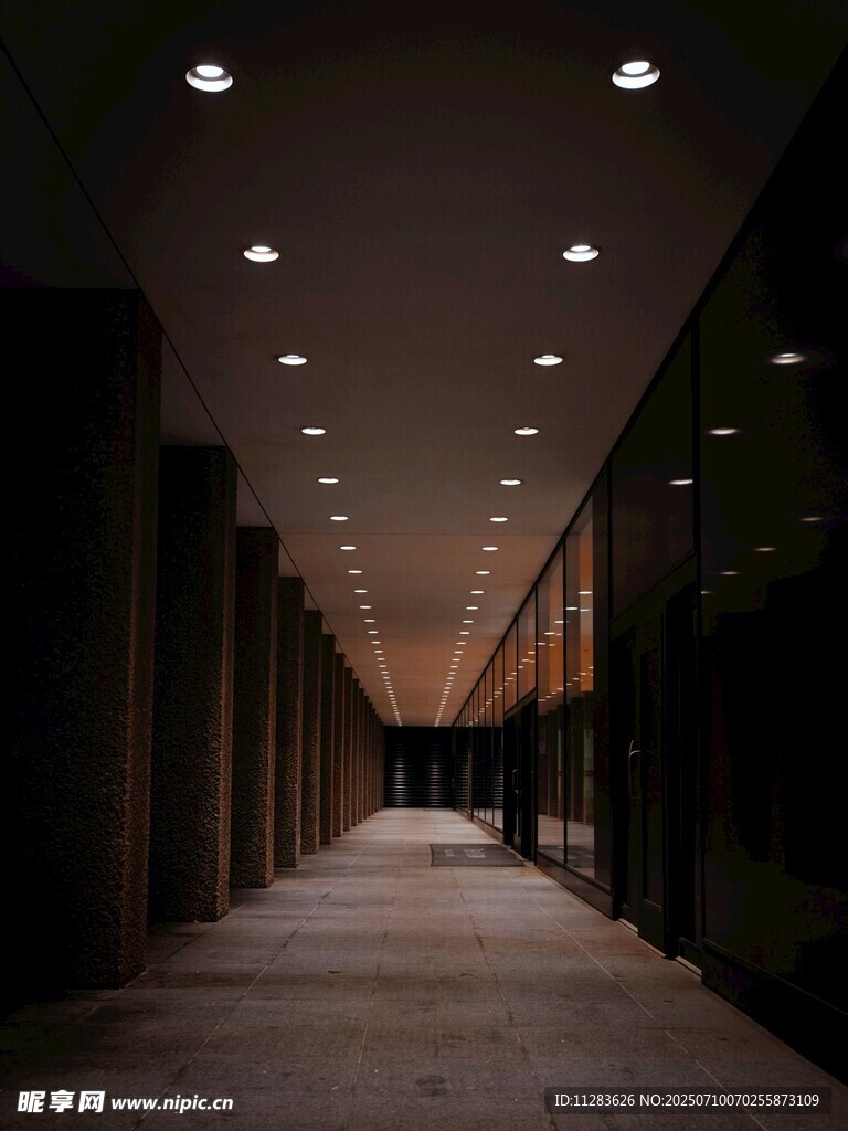 幽暗长廊的静谧空间