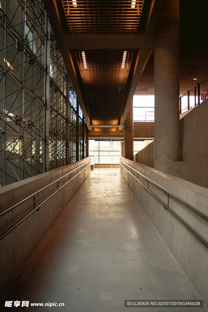空旷室内长廊的建筑景观