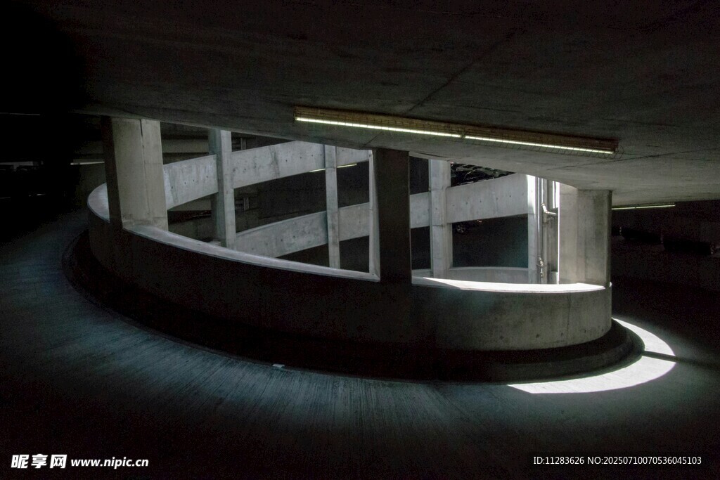 夜晚中的独特建筑空间