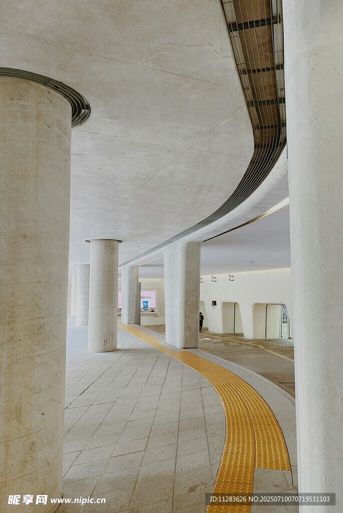 室内弧形空间与黄色标线