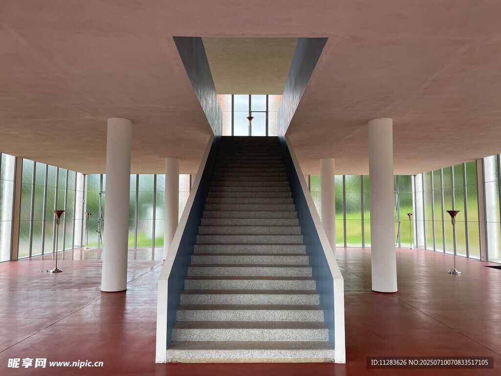 现代建筑内的宽敞楼梯空间