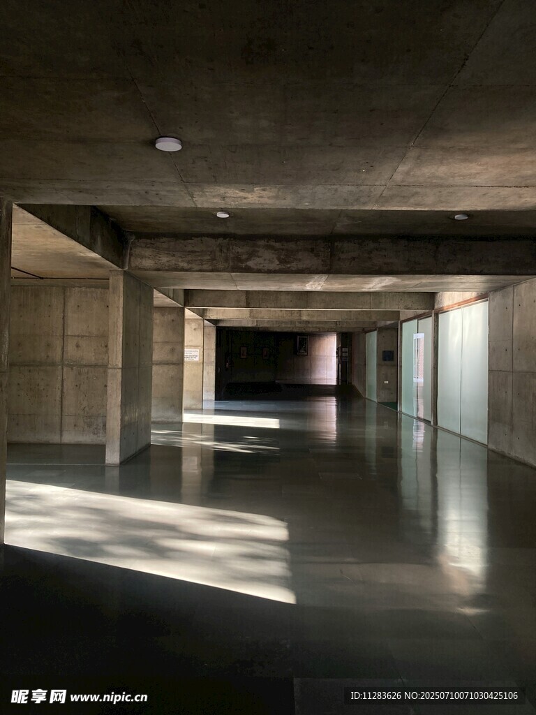 空旷混凝土室内空间