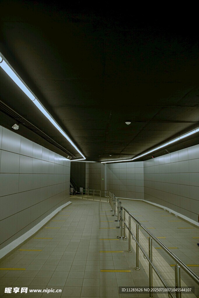 现代简约风地下通道空间