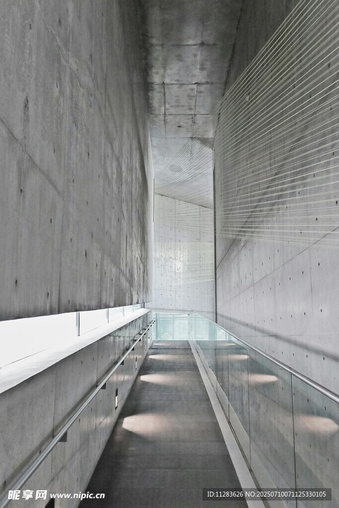 现代混凝土建筑内部通道