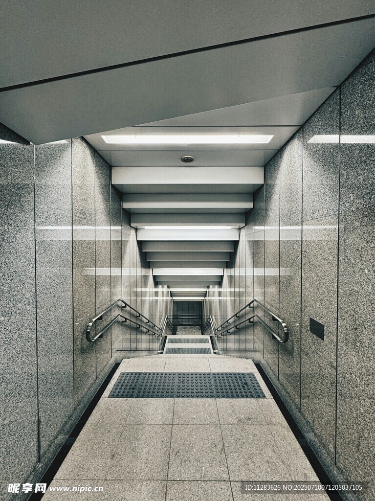 现代简约风地下通道空间