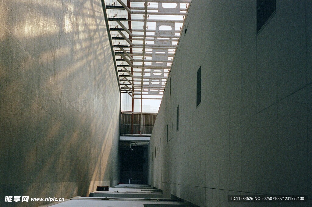 现代建筑狭长走廊空间