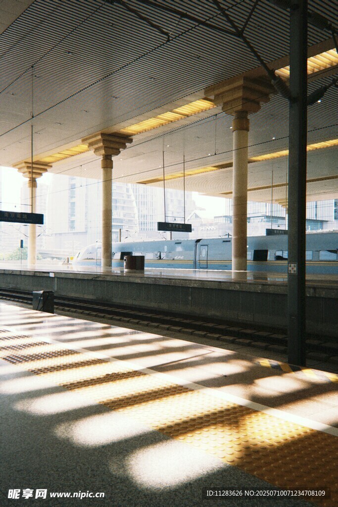 车站内光影交错的空旷场景