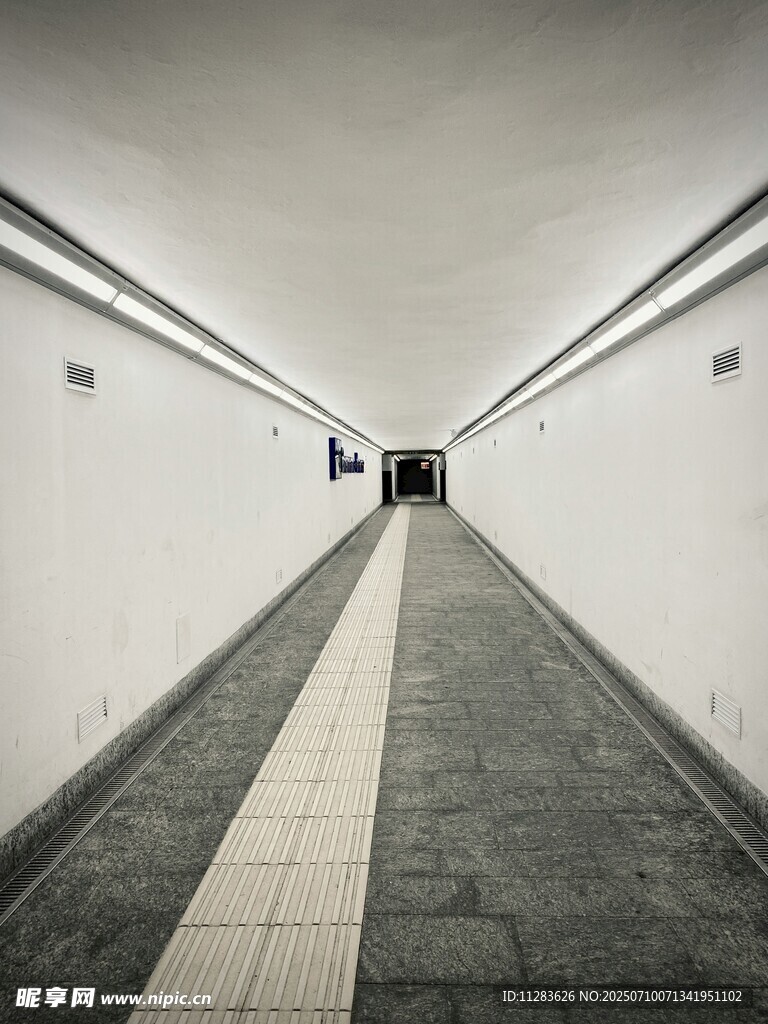 空旷地下通道延伸向远方