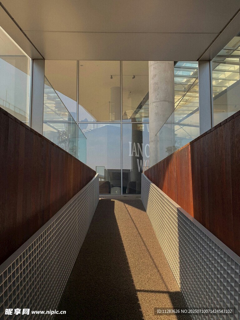 现代建筑内部走廊空间