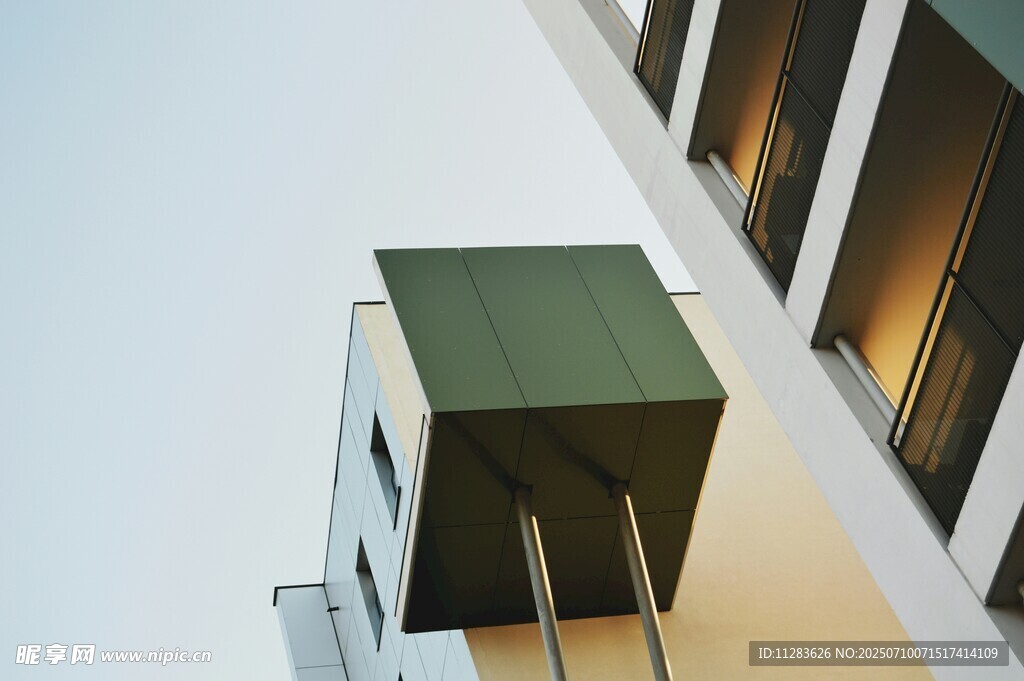现代建筑外的绿色阳台