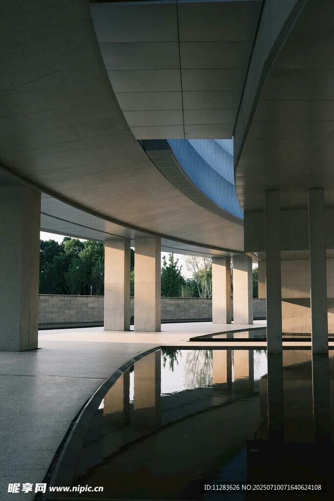 现代建筑室内的水景空间