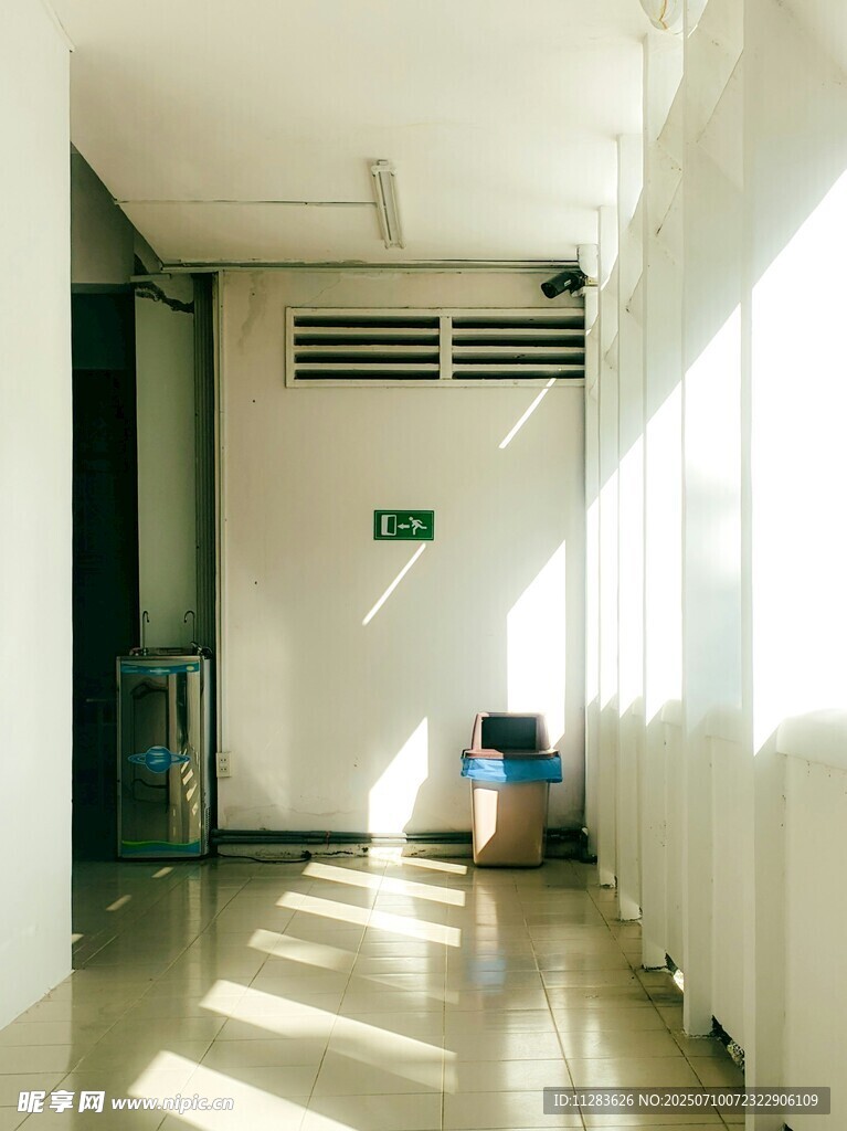 医院走廊明亮场景