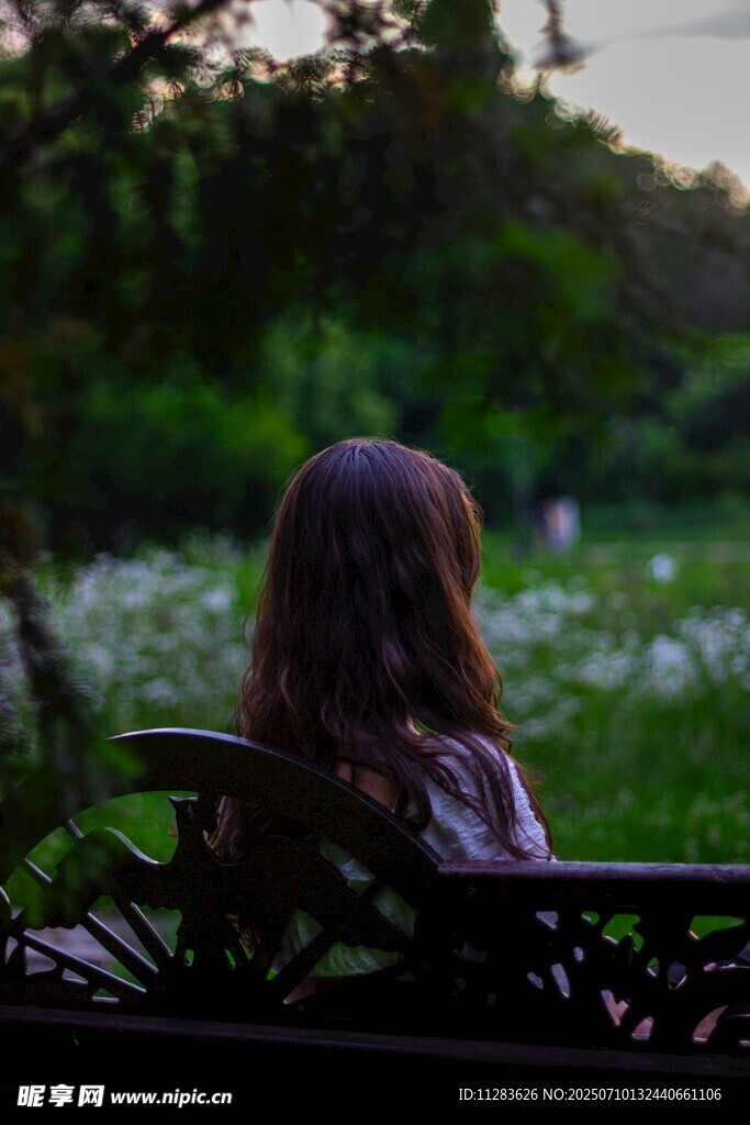 女孩独坐长椅赏景