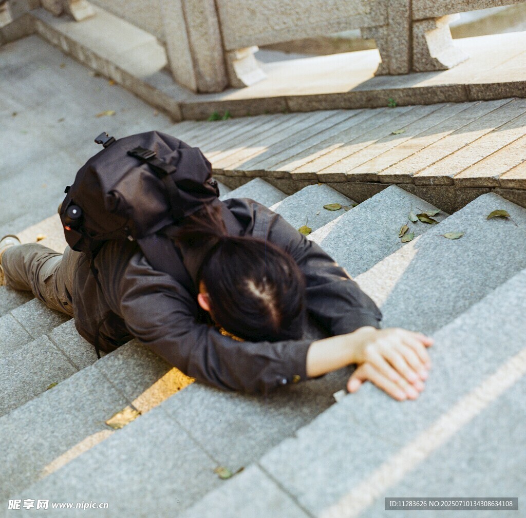 疲惫旅人楼梯上沉沉睡去
