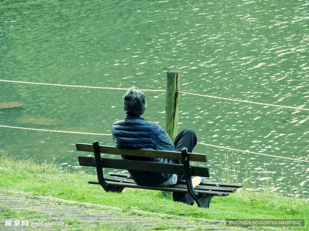 湖畔长椅上的沉思者