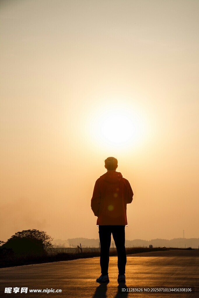 夕阳下的孤独身影